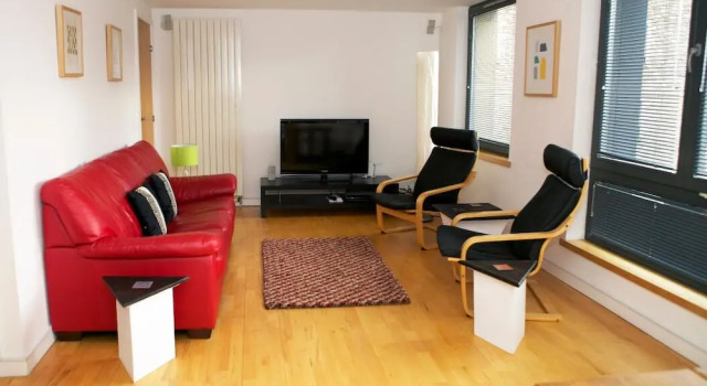 Smart 3 bedroomed flat with parking, Забронировать Отель Отели Эдинбурга 3 звезды, рядом с Church of St Andrew &amp; St George, 3*