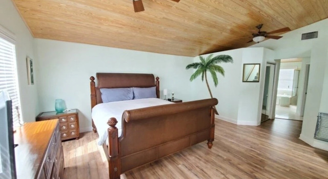 The Summer House - Upper 2 Bedroom Home by Redawning, Rezerwuj Hotel Hotele w Saint Augustine Area z parkingiem, Parking