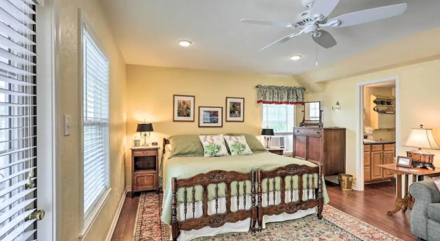 Апартаменты Studio in College Station w/ Expansive Deck!