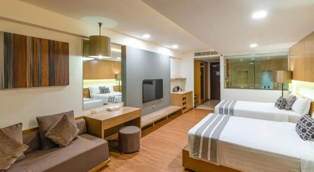 Номер Sunset Deluxe с видом на бассейн Phuket Graceland Resort and Spa