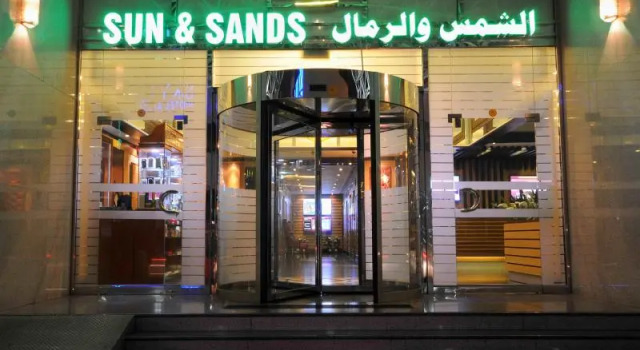 Кровать в общем номере Sun and Sands Hotel