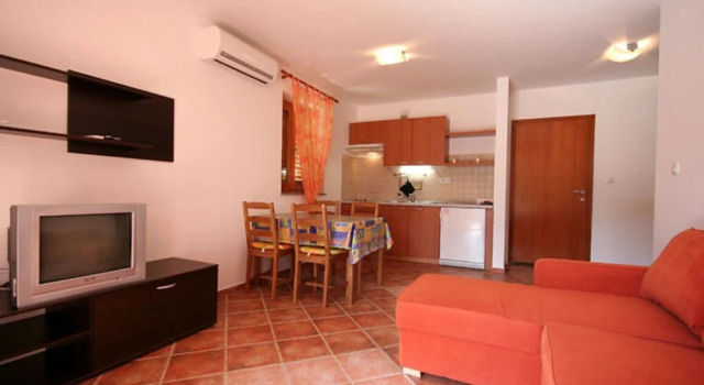Barbalić Dario Apartment 1 with garden terrace, Varaa Huoneisto Hotellit Kvarner Islands uima-altaalla, Uima-allas