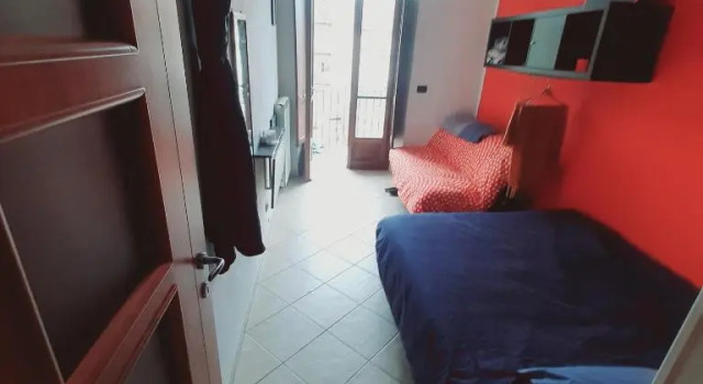 Cozy ROOM STANZA close city center in a family House Stanza in appartamento condiviso noi viviamo in casa STANZA in affitto