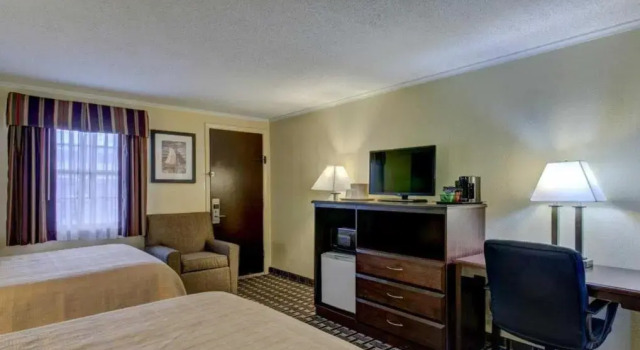 Days Inn Barre Montpelier, Varaa Hotelli Hotellit New England uima-altaalla, Uima-allas