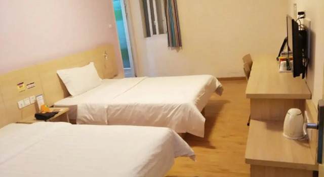 7 Days Inn Chongqing Fuling Nanmenshan Walk Street Branch, Book Hotel Hoteller i Fuling med parkering, Parkering