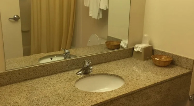 Четырёхместный номер Standard с балконом Red Carpet Inn Chambersburg