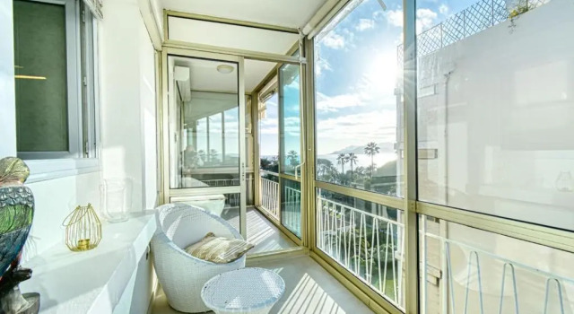 Апартаменты Sunny Apartment With Magnificent View of Plage du Midi Beach