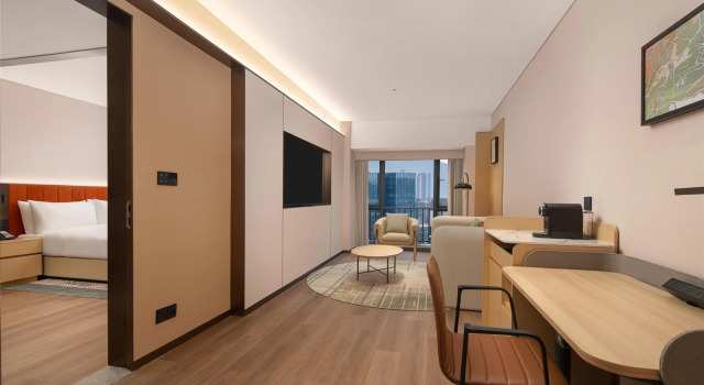 Люкс Hilton Garden Inn Shenzhen Pingshan Chaoshang Plaza