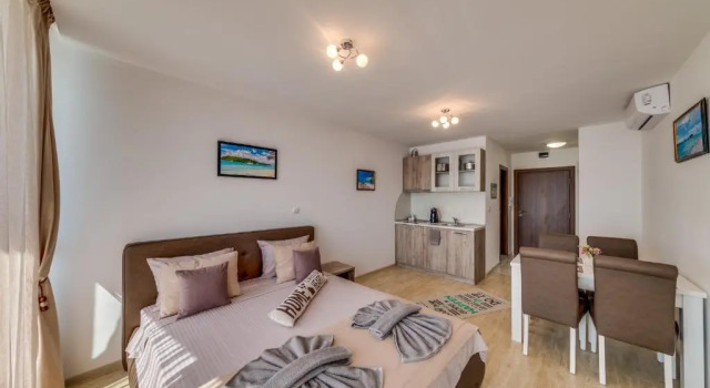 Студия с балконом и с видом на море Apartcomplex Golden Bay