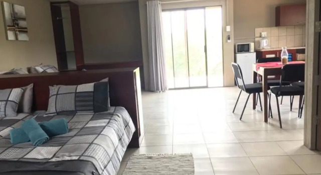 Ripley`s Self-Catering Camp Windhoek, Prenota Hotel Hotel a Windhoek con piscina, Piscina