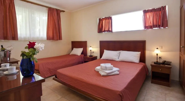 Cristina Maris, Rezervovat Hotel Loutraki 