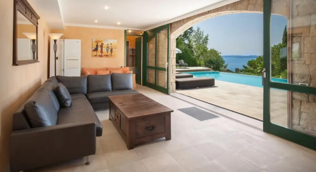 Villa Sybille - 8 Sleeps Pool and Lake View in Torri del Benaco, Prenota Villa Hotel a Veneto con piscina, Piscina