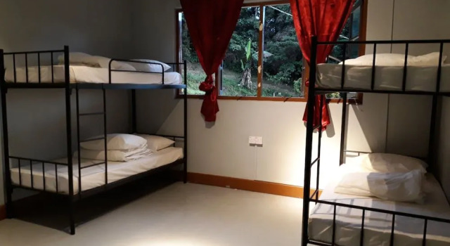 Farm Guest House - Hostel, Rezerwuj Pobyt na farmie Hotele w Pahang z parkingiem, Parking