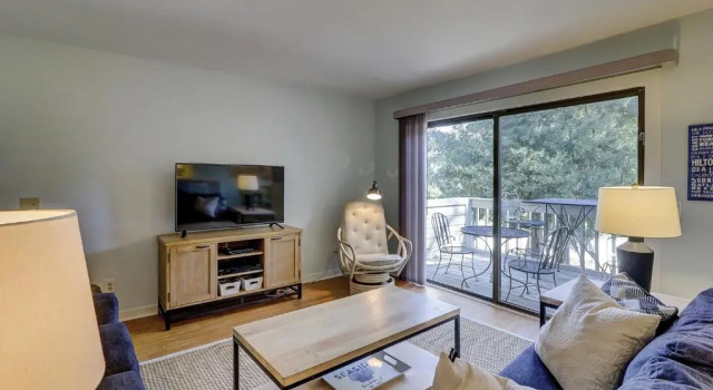 2365 Racquet Club 2 BR Condo Sea Pines, Забронировать Отель Отели Хилтон-Хед-Айленд с парковкой, рядом с Stan Smith Tennis Academy, Парковка