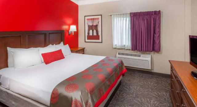Люкс Ramada by Wyndham Hammond Hotel & Conference Center