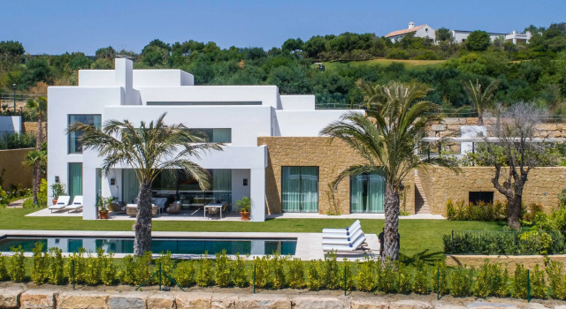 Кровать в общем номере с 6 комнатами Finca Cortesin Hotel Golf & Spa