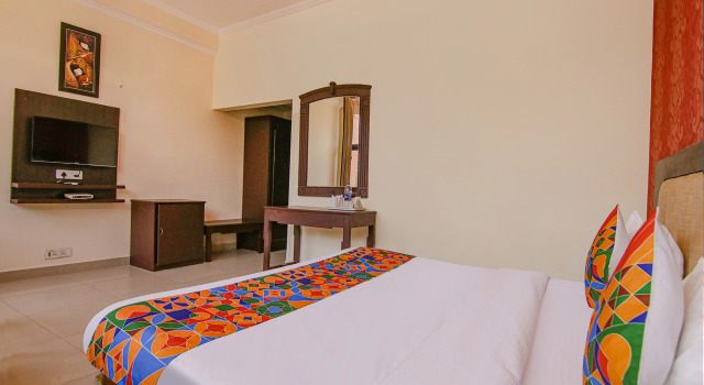 Номер Premium FabHotel Town Pride