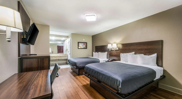 Четырёхместный номер Standard Econo Lodge Inn & Suites Huntsville University Area
