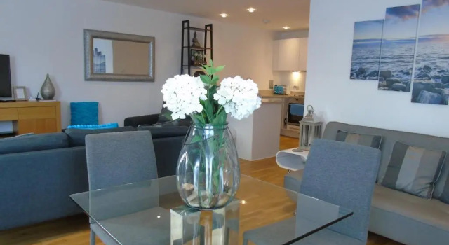 Апартаменты Seaview, Luxury apartment, 2 min walk to both Porth and Whipisderry beaches