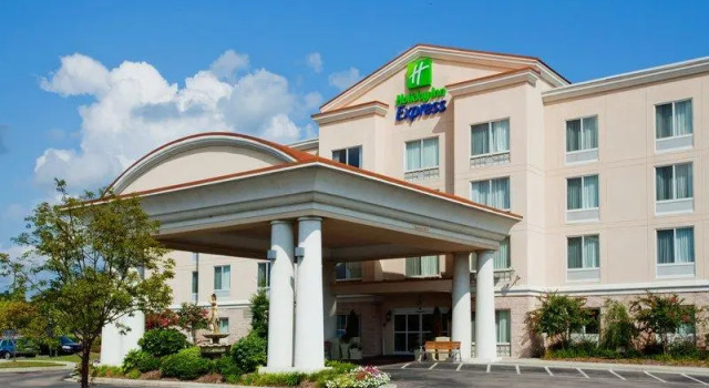 Кровать в общем номере Holiday Inn Express Hotel & Suites - Concord by IHG