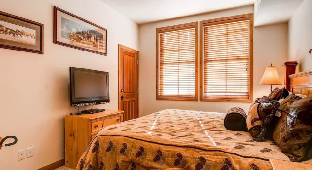 Lift Lodge 203 2 Bedroom Condo by RedAwning, Забронировать Отель Парк-Сити Deer Valley - The Canyons, рядом с Mountain Town Olive Oil