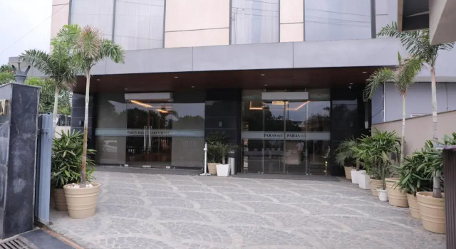 Paras Inn, Varaa Hotelli Gurgaon 