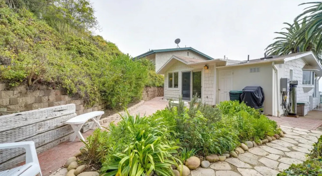 Stunning Ventura Cottage w/ Deck + Ocean View!, Забронировать Дом для отпуска Виллы Вентура, рядом с Ботанические сады Вентуры, Вилла