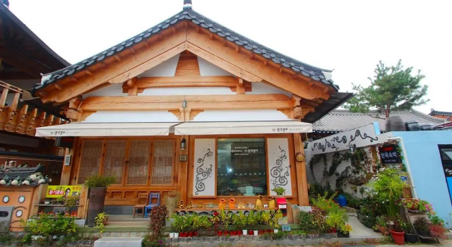 Jeonju Keunjudaengii Pension, Забронировать Отель Чонджу Чолла-Пукто, рядом с Корейский традиционный культурный центр