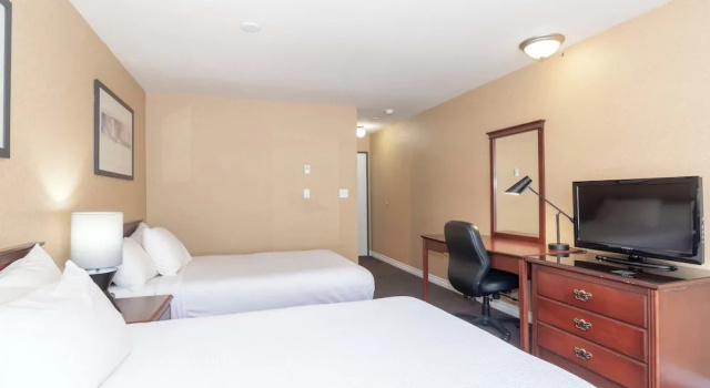 Четырёхместный номер Standard с видом на бассейн Sandman Hotel Castlegar