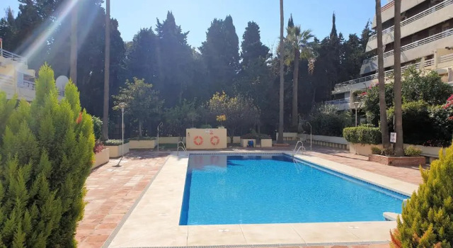 Апартаменты Spacious 3 Bedroom 2nd Line Beach Apartment Marbella Center