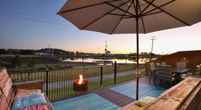 Cabaña Lakeside Deck House