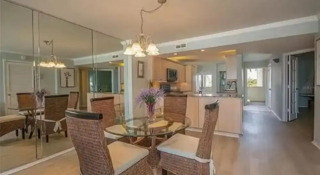 Siesta Beach Retreat Poolside 2BR Condo, Забронировать Отель Отели Сиеста-Ки с парковкой, Парковка