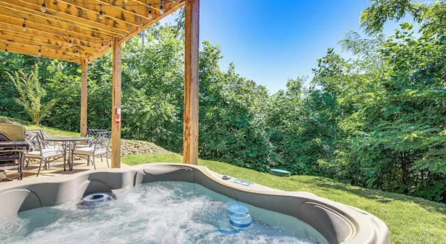 Hot Tub + Pool Table: 3-story Gatlinburg Cabin!, Забронировать Дом для отпуска Гатлинберг Great Smoky Mountains National Park
