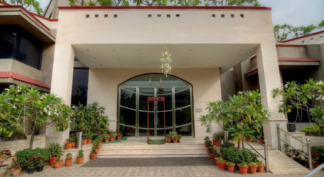 Claremont KNY Hotel, Забронировать Отель Отели Нью-Дели с парковкой, Парковка