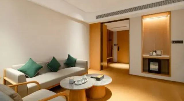 Люкс JI Hotel (Beihai Railway Station Square Store)