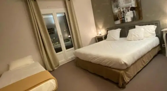 Трёхместный номер Standard с балконом Logis Hôtel Médiéval, Montélimar Nord
