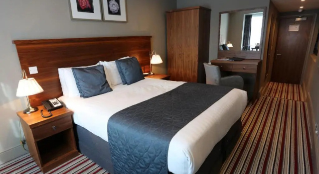 Номер Standard voco Lythe Hill Hotel & Spa by IHG