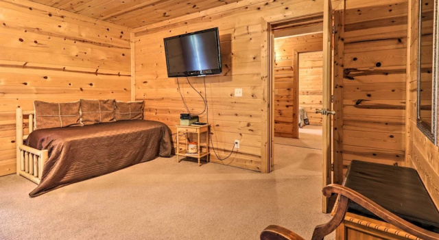 Log Cabin w/ Deck & Hot Tub: 5 Mi to Dollywood!