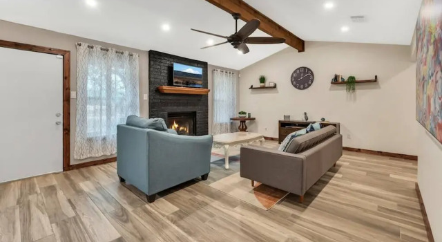 New Cozy Retreat Located 15 Minutes to Waco, Boek Hotel Hotels in Waco met parkeren, Parkeren