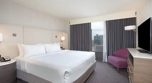 Двухместный люкс c 1 комнатой с видом на город Crowne Plaza Kansas City Downtown by IHG