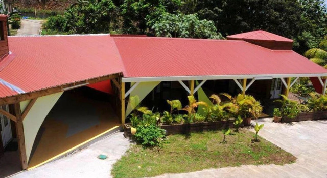 Bungalow with One Bedroom in Le Gosier, with Pool Access, Furnished Terrace And Wifi - 5 Km From the Beach, Varaa Hotelli Hotellit Grande-Terre uima-altaalla, Uima-allas