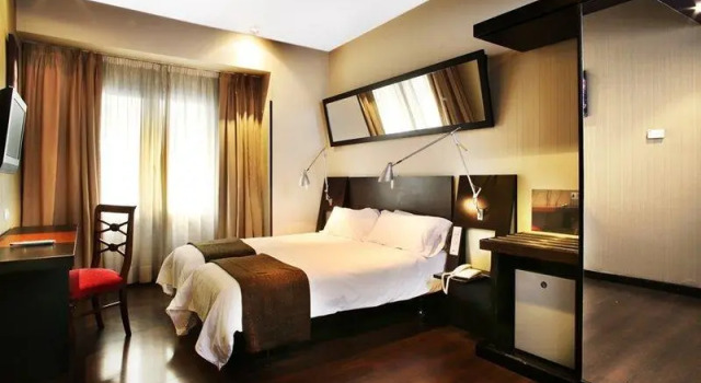 Кровать в общем номере Hotel Avenida Gran Vía