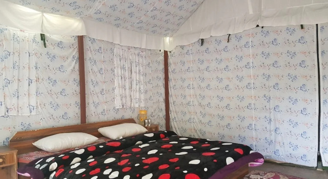 Кровать в общем номере Manali Picnic Spot And Camps