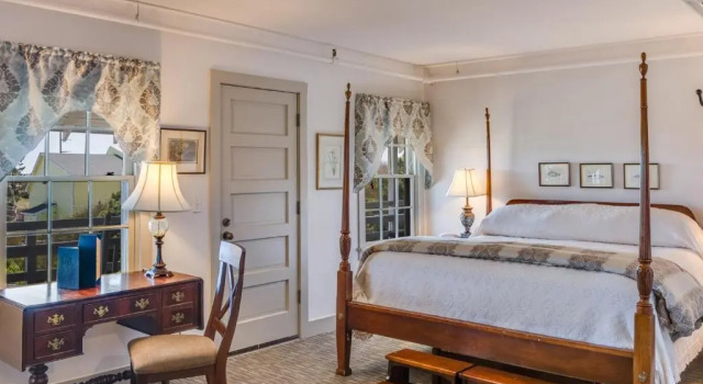Двухместный люкс Deluxe First Colony Inn