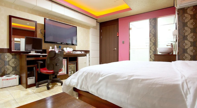 Boom Hotel