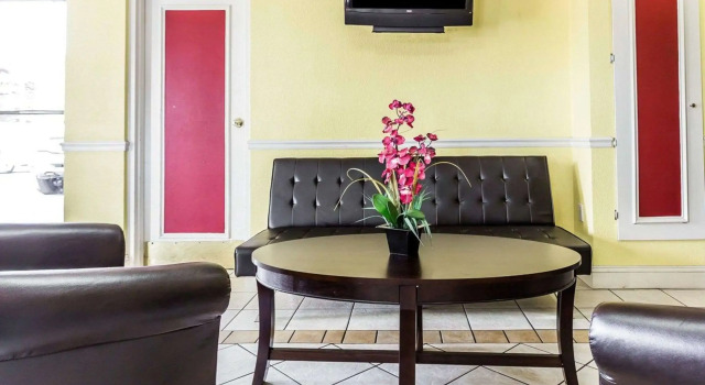 Econo Lodge Inn & Suites Matthews - Charlotte, Book Inn Matthews North Carolina