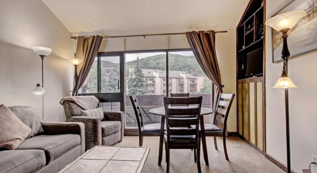 Pet-Friendly Ski in Ski out Condo 30 Second Walk to Lift  - SF204 by RedAwning, Забронировать Апартаменты/квартира Отели Коппер-Маунтин с парковкой, Парковка