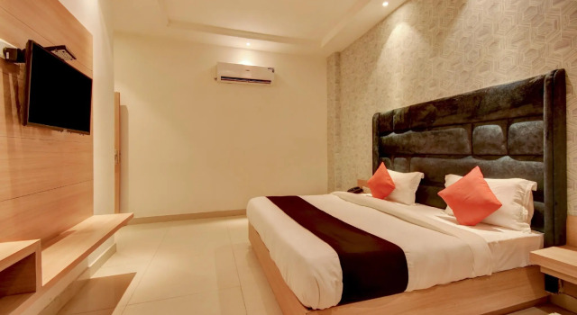 Люкс Classic Capital O ASR434 Hotel Golden Feather