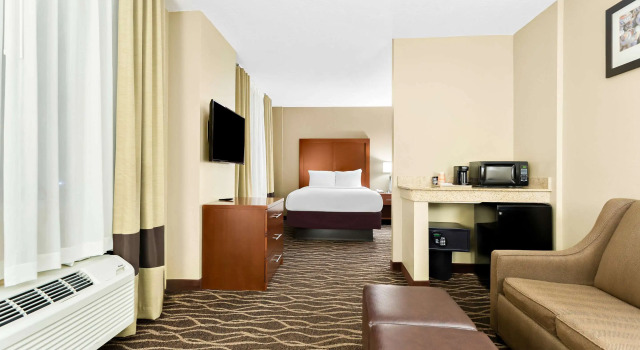 Четырёхместный люкс Comfort Suites Tampa Airport North