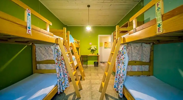 Кровать в общем номере Nova Travellers Lodge